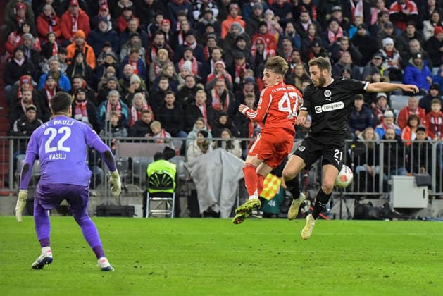29 11 2025, xemx, Soccer 1 Bundesliga, FC Bayern Muenchen FC St Pauli v l Nikola Vasilj FC St Pauli , Lennart Karl FC Bayern Muenchen , Lars Ritzka FC St Pauli Zweikampf, Aktion, action, battle for the ball DFL DFB REGULATIONS PROHIBIT ANY USE OF PHOTOGRAPHS as IMAGE SEQUENCES and or QUASI VIDEO Muenchen