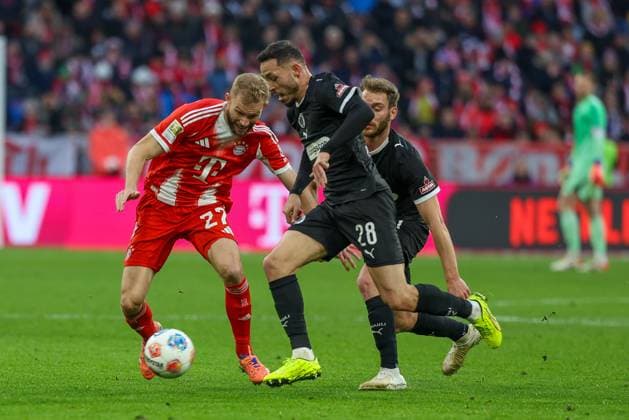 in duel, action, with Konrad Laimer 27 FC Bayern Muenchen , Mathias Pereira situation 28 FC St Pauli , FC Bayern Muenchen vs FC St Pauli, Football, 1 Bundesliga, 12 Matchday, 29 11 2025 DFB regulations prohibit any use of photographs as image sequences and or quasi video Muenchen Bayern Germany Copyright: xkolbert-press ChristianxKolbertx
