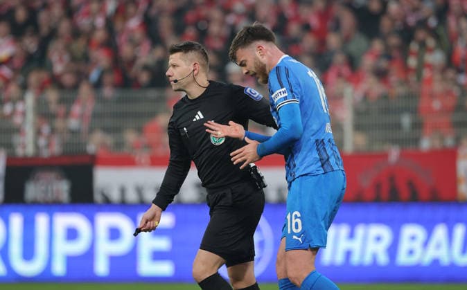 Referee Patrick Ittrich talks to injured Julian Niehues Action upper body Sport Football Soccer Bundesliga Men DFL 12 Matchday Season 2025 2026 29 11 2025 1 FC Union Berlin FCU vs 1 FC Heidenheim FCH DFL regulations prohibit any use of photographs as image sequences and or quasi video