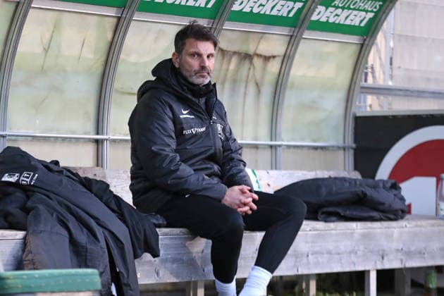Soccer Regionalliga Nordost BSG Chemie Leipzig FSV Zwickau 29 11 2025 Head coach Adrian Alipour Chemie Leipzig sits alone on the bench disappointed after the defeat Football, Regionalliga Nordost, Season 2025 2026, Matchday 17 BSG Chemie Leipzig vs FSV Zwickau on 29 11 2025 at Alfred Kunze Sportpark, Leipzig Leutzsch Copyright: xBEAUTIFULxSPORTS JanxKaeferx