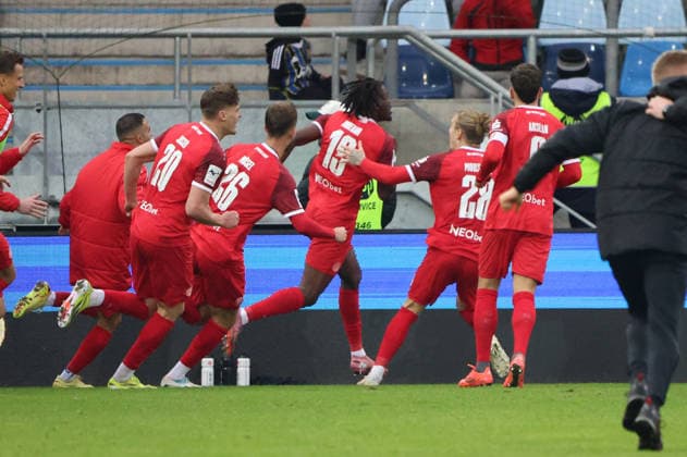 29 11 2025, Football, Men, 3 League, Season 2025 2026, 1 FC Saarbrücken Rot Weiss Essen, Goal celebration to 2 3, Goalscorer Franci Bouebari Rot Weiss Essen Saarbrücken Ludwigsparkstadion Saarland Germany DEU Copyright: xSebastianxBachx