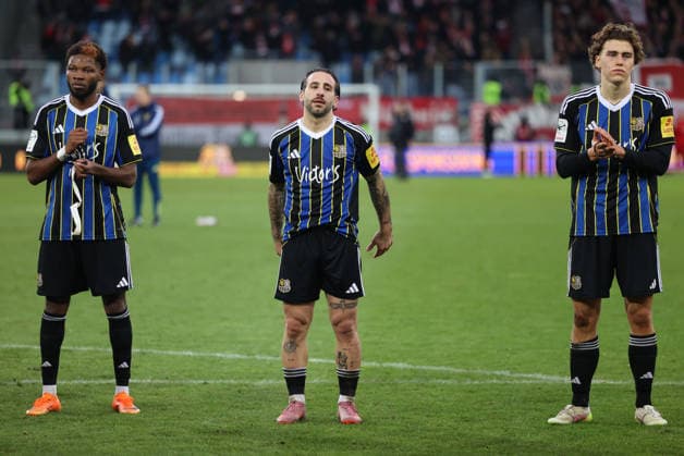 29 11 2025, Football, Men, 3 League, Season 2025 2026, 1 FC Saarbruecken Rot Weiss Essen, Rodney Elongo Yombo 1 FC Saarbruecken disappointed, Calogero Rizzuto 1 FC Saarbruecken disappointed, Lasse Wilhelm 1 FC Saarbruecken disappointed Saarbruecken Ludwigsparkstadion Saarland Germany DEU Copyright: xSebastianxBachx