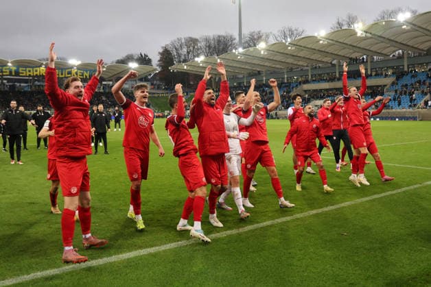 29 11 2025, Football, Men, 3 League, Season 2025 2026, 1 FC Saarbrücken Rot Weiss Essen, The team Rot Weiss Essen celebrates the victory Saarbrücken Ludwigsparkstadion Saarland Germany DEU Copyright: xSebastianxBachx