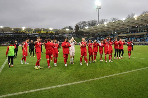 29 11 2025, Football, Men, 3 League, Season 2025 2026, 1 FC Saarbrücken Rot Weiss Essen, The team Rot Weiss Essen celebrates the victory Saarbrücken Ludwigsparkstadion Saarland Germany DEU Copyright: xSebastianxBachx