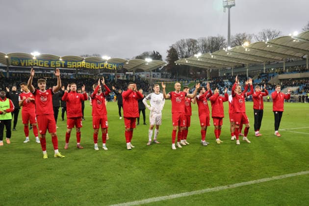 29 11 2025, Football, Men, 3 League, Season 2025 2026, 1 FC Saarbrücken Rot Weiss Essen, The team Rot Weiss Essen celebrates the victory Saarbrücken Ludwigsparkstadion Saarland Germany DEU Copyright: xSebastianxBachx