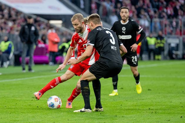 Battle for the ball duel between Konrad Laimer FC Bayern Muenchen, 27 and Karol Mets FC St Pauli, 3 GER, FC Bayern Muenchen vs FC St Pauli, Football, Bundesliga, Matchday 12, Season 2025 2026, 29 11 2025 DFL DFB REGULATIONS PROHIBIT ANY USE OF PHOTOGRAPHS as IMAGE SEQUENCES and or QUASI VIDEO GER, FC Bayern Muenchen vs FC St Pauli, Football, Bundesliga, Matchday 12, Season 2025 2026, 29 11 2025 Muenchen Copyright: xEibner-Pressefoto HeikexFeinerx EP_HFR