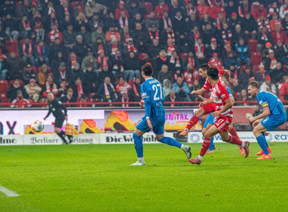 Soccer, Men, Season 2025 2026, 1 Bundesliga 12 Matchday , 1 FC Union Berlin 1 FC Heidenheim, Rani Khedira 1 FC Union Berlin scores the goal for 1 0 against Thomas Keller Heidenheim and Patrick Mainka Heidenheim , 29 11 2025, Copyright: xSebastianxRäppold MatthiasxKochx