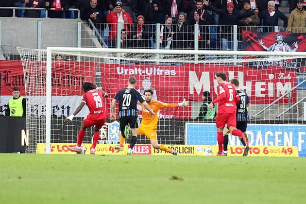 29 11 2025, xrekx, Fußball 3 Liga, 1 FC Saarbruecken Rot Weiss Essen v l Goal shot for the 2 3 winning goal by Franci Bouebari Rot Weiss Essen Phillip Menzel 1 FC Saarbruecken DFL DFB REGULATIONS PROHIBIT ANY USE OF PHOTOGRAPHS as IMAGE SEQUENCES and or QUASI VIDEO Saarbruecken