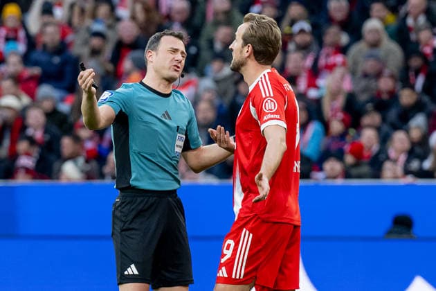 Harry Kane FC Bayern Muenchen, 9 in discussion with Felix Zwayer Referee GER, FC Bayern Muenchen vs FC St Pauli, Football, Bundesliga, Matchday 12, Season 2025 2026, 29 11 2025 DFL DFB REGULATIONS PROHIBIT ANY USE OF PHOTOGRAPHS as IMAGE SEQUENCES and or QUASI VIDEO GER, FC Bayern Muenchen vs FC St Pauli, Football, Bundesliga, Matchday 12, Season 2025 2026, 29 11 2025 Muenchen Copyright: xEibner-Pressefoto HeikexFeinerx EP_HFR
