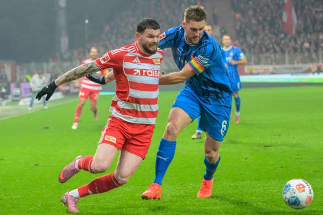 in the picture from l Oliver Burke 1 FC Union , Patrick Mainka FCH, 06 , duel, action, fight, fight for the ball, Action, duels, fighting for the ball, GER, Berlin, 1 FC Union Berlin vs 1 FC Heidenheim 1846, 1 Bundesliga, Football, DFB, Season 2025 2026, Alte Foersterei, Matchday 12, DFB DFL REGULATIONS PROHIBIT ANY USE OF PHOTOGRAPHS AS IMAGE SEQUENCES AND OR QUASI VIDEO, 29 11 25, Copyright: HMBxMedia UwexKoch