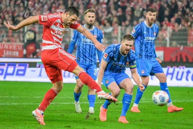 in the picture from left Rani Khedira 1 FC Union , shoots in the 43 minute that 1 0, GER, Berlin, 1 FC Union Berlin vs 1 FC Heidenheim 1846, 1 Bundesliga, Football, DFB, Spielzeit 2025 2026, Alte Foersterei, 12 Spieltag, DFB DFL REGULATIONS PROHIBIT ANY USE OF PHOTOGRAPHS AS IMAGE SEQUENCES AND OR QUASI VIDEO, 29 11 25, Copyright: HMBxMedia UwexKoch