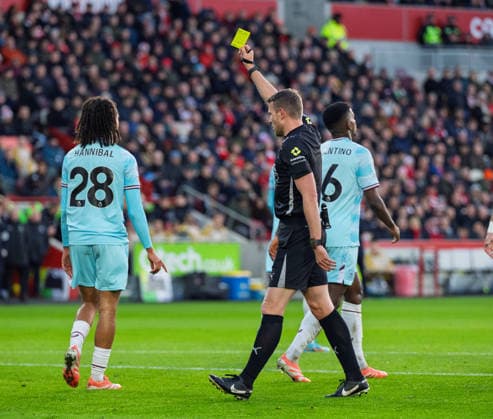 Brentford v Burnley Premier League Match Referee Sam Barrott issues a yellow card to Hannibal Mejbri of Burnley for simulation during the Premier League match at the Gtech Community Stadium, Brentford 29 11 2025 UK Newspapers OUT Copyright: xGraemexWilcocksonx FIL-22568-0028