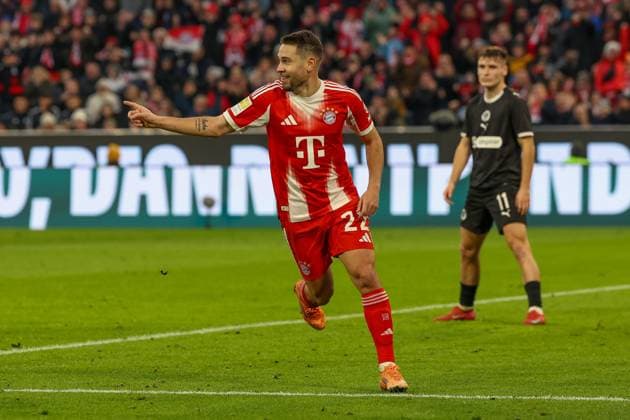 Goal celebration by Raphael Guerreiro 22 FC Bayern Muenchen to equalize 1 1, FC Bayern Muenchen vs FC St Pauli, Football, 1 Bundesliga, 12 Matchday, 29 11 2025 DFB regulations prohibit any use of photographs as image sequences and or quasi video Muenchen Bayern Germany Copyright: xkolbert-press ChristianxKolbertx