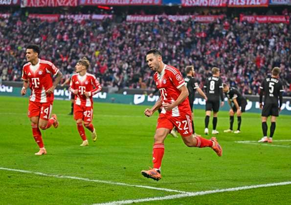 29 11 2025, Soccer Bundesliga 2025 2026, Matchday 12, FC Bayern Munich FC St Pauli, in the Allianz Arena Munich, Raphael Guerreiro FC Bayern Munich cheering from l Luis Diaz FC Bayern Munich , Lennart Karl FC Bayern Munich and Raphael Guerreiro FC Bayern Munich DFL and DFB regulations prohibit any use of photographs as image sequences and or quasi video