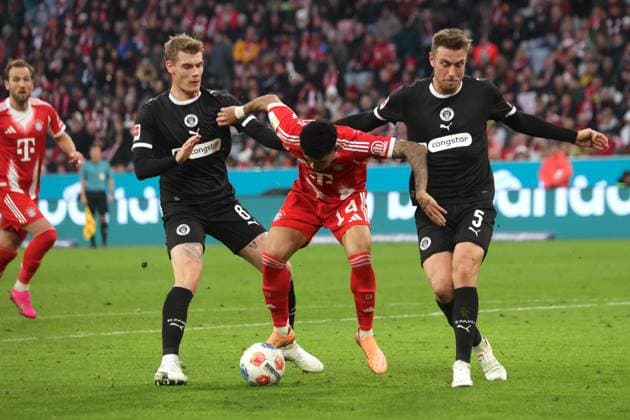 Bayerns 14 LUIS DIAZ between St Paulis 8 SMITH and St Paulis 5 CHOICE Football Muenchen St Pauli Football Bundesliga, FC Bayern München FC St Pauli Hamburg, Matchday 12, Season 2025 2026, on 29 11 2025 in Muenchen, A L L I A N Z A R E N A, Germany Source Copyright Credit Oryk HAIST xFRAUENFUSSBALL-BAYERN-PAULIx