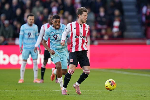 Brentford v Burnley, Premier League Mathias Jensen of Brentford under pressure from Lyle Foster of Burnley during the Brentford v Burnley Premier League match at the Gtech Community Stadium, London, England on 29 November 2025 Credit: Dylan Hepworth Every Second Media Editorial use only. All images are copyright Every Second Media Limited. No images may be reproduced without prior permission. All rights reserved. Premier League and Football League images are subject to licensing agreements with Football DataCo Limited. see https: www.football-dataco.com Copyright: xIMAGO EveryxSecondxMediax ESM-1680-0022 DylanxHepworthx xEveryxSecondxMediax