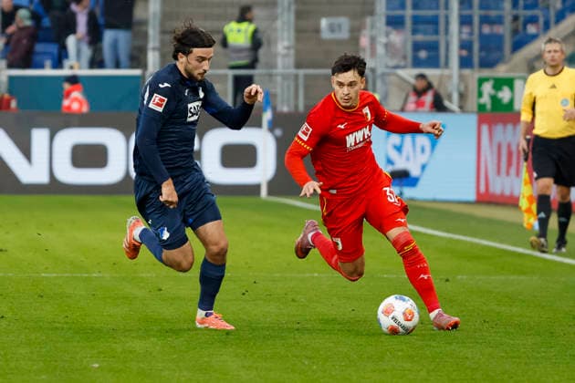 Leon Avdullahu TSG Hoffenheim, 07 and Fabian Rieder FC Augsburg, 32 in running duel , Germany, Soccer, 1 Bundesliga, Matchday 12, 2025 2026, TSG Hoffenheim vs FC Augsburg, 29 11 2025, PreZero Arena, Sinsheim, Germany Sinsheim PreZero Arena Baden Württemberg Germany Copyright: xGrantxHubbsx