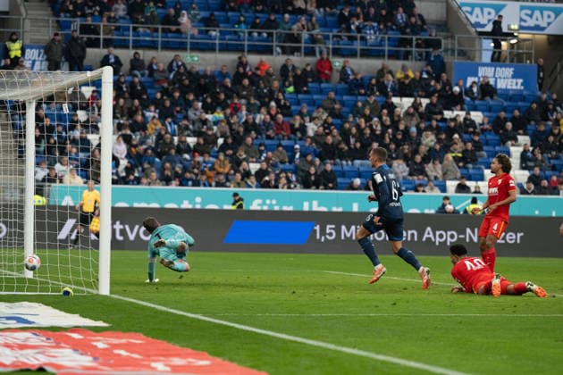 Goal for 3 0 by Grischa Proemel TSG 1899 Hoffenheim, 06 , li Finn Dahmen FC Augsburg, 01 GER, TSG 1899 Hoffenheim vs FC Augsburg, Football, Men, 1 Bundesliga, Matchday 12, Season 2025 2026, 29 11 2025, DFL DFB REGULATIONS PROHIBIT ANY USE OF PHOTOGRAPHS AS IMAGE SEQUENCES AND OR QUASI VIDEO, GER, TSG 1899 Hoffenheim vs FC Augsburg, Football, Men, 1 Bundesliga, Matchday 12, Season 2025 2026, 29 11 2025 Sinsheim Copyright: xEibner-Pressefoto WolfgangxFrankx EP_WFK