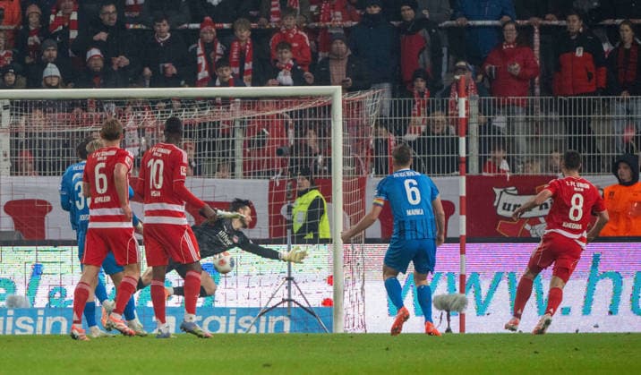 Soccer, Men, Season 2025 2026, 1 Bundesliga 12 Matchday , 1 FC Union Berlin 1 FC Heidenheim, Rani Khedira r , 1 FC Union Berlin scores the goal for 1 0 against goalkeeper Diant Ramaj 1 FC Heidenheim , 29 11 2025, Copyright: xMatthiasxKochx