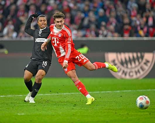 29 11 2025, Soccer Bundesliga 2025 2026, Matchday 12, FC Bayern Munich FC St Pauli, at Allianz Arena Munich, v l oel Chima Fujita FC St Pauli v Tom Bischof Bayern Munich DFL and DFB regulations prohibit any use of photographs as image sequences and or quasi video