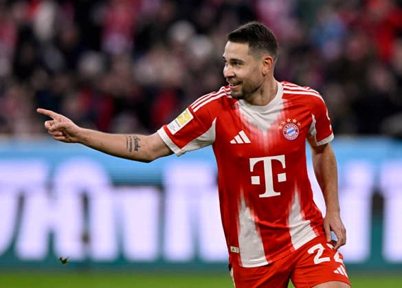GOAL to 1 1 Raphael Guerreiro FC Bayern Muenchen FCB 22 Goal celebration FC Bayern Muenchen FC St Pauli 29 11 2025 DFL REGULATIONS PROHIBIT ANY USE OF PHOTOGRAPHS AS IMAGE SEQUENCES AND OR QUASI VIDEO FC Bayern Muenchen FC St Pauli