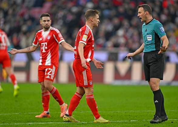29 11 2025, Soccer Bundesliga 2025 2026, Matchday 12, FC Bayern Munich FC St Pauli, in the Allianz Arena Munich, Joshua Kimmich FC Bayern Munich talks to referee Felix Zwayer Berlin DFL and DFB regulations prohibit any use of photographs as image sequences and or quasi video