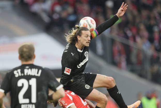 St Paulis 7 IRVINE on Bayerns 27 Konrad LAIMER Football Muenchen St Pauli Football Bundesliga, FC Bayern Munich FC St Pauli Hamburg, Matchday 12, Season 2025 2026, on 29 11 2025 in Munich, A L L I A N Z A R E N A, Germany Source Copyright Credit Oryk HAIST xFRAUENFUSSBALL-BAYERN-PAULIx