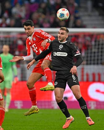 29 11 2025, Soccer Bundesliga 2025 2026, Matchday 12, FC Bayern Munich FC St Pauli, at the Allianz Arena Munich, v l Aleksandar Pavlovic FC Bayern Munich vs James Sands FC St Pauli DFL and DFB regulations prohibit any use of photographs as image sequences and or quasi video