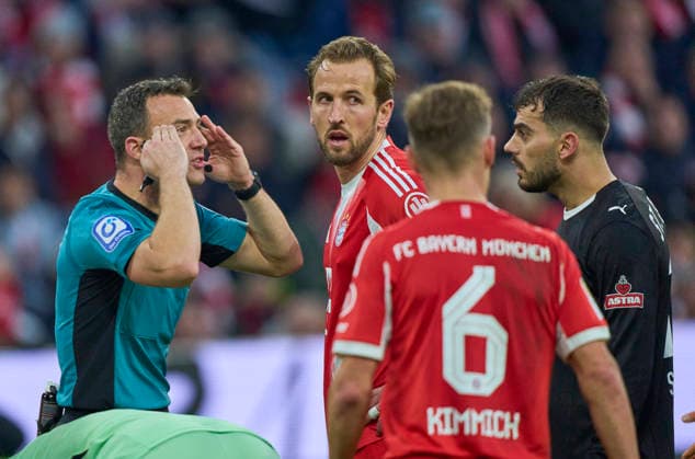 referee Felix Zwayer discuss with Danel Sinani of St.Pauli Harry Kane of FC Bayern München FC BAYERN MÜNCHEN - FC ST. PAULI on November 29, 2025 at Allianz Arena München, Germany. Season 2026 2026, 1.Bundesliga, FCB, matchday 12,