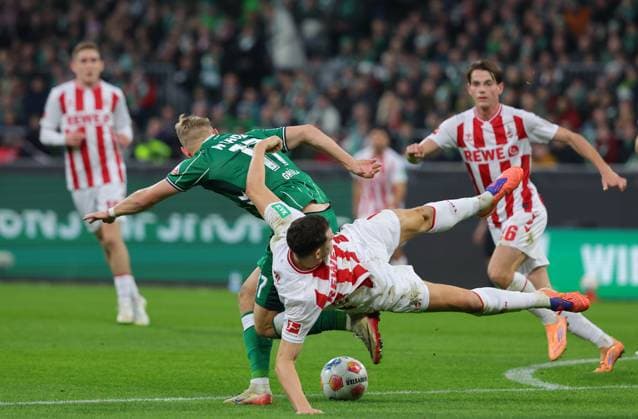 GER, 1 FBL SV Werder Bremen vs 1 FC Koeln 29 11 2025, wohninvest Weserstadion, Bremen, GER, 1 FBL SV Werder Bremen vs 1 FC Koeln in the picture picture shows Marco Grüll Marco Gruell SV Werder Bremen 17 in a duel against Eric Martel 1 FC Koeln 06 nordphotoxGmbHx xTauchnitz nph00059