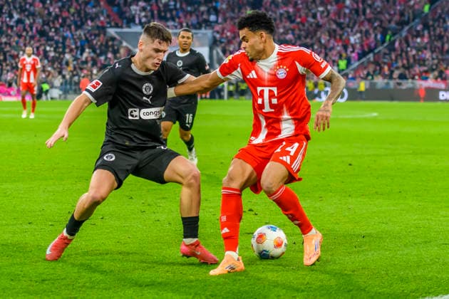 GER, DFB, FC Bayern Muenchen vs FC St Pauli 29 11 2025, Allianz Arena, Muenchen, GER, DFB, FC Bayern Muenchen vs FC St Pauli, in the picture Arkadiusz Pyrka St Pauli 11 in a duel against Luis Daz FCB 14 nordphotoxGmbHx xStraubmeier nph00004