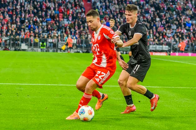 GER, DFB, FC Bayern Muenchen vs FC St Pauli 29 11 2025, Allianz Arena, Muenchen, GER, DFB, FC Bayern Muenchen vs FC St Pauli, in the picture Raphael Guerreiro FCB 22 in a duel against Arkadiusz Pyrka St Pauli 11 nordphotoxGmbHx xStraubmeier nph00004