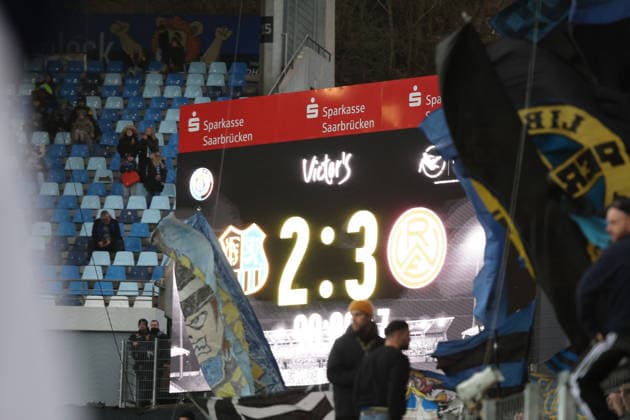 29 11 2025, xrekx, Fußball 3 Liga, 1 FC Saarbruecken Rot Weiss Essen v l Scoreboard, Videowall, Scoreboard, Info, Werbung Endstand 2 3 FCS Fans ,Stimmung, Schals, Trikot, Fahne, Banner, Ultras, Zuschauer, Besucher, Choreo, Choreografie, atmosphere, spectators, Visitors DFL DFB REGULATIONS PROHIBIT ANY USE OF PHOTOGRAPHS as IMAGE SEQUENCES and or QUASI VIDEO Saarbruecken