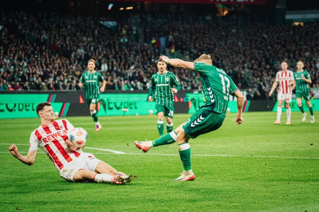 1 Bundesliga SV Werder Bremen vs 1 FC Köln, 29 11 2025 Eric Martel 1 FC Köln, 6 blocks the ball Marco Grüll Werder Bremen, 17 Football, 1 Bundesliga, Matchday 12 SV Werder Bremen vs 1 FC Köln on 29 11 2025 at Weserstadion, Bremen DFL REGULATIONS PROHIBIT ANY USE OF PHOTOGRAPHS AS IMAGE SEQUENCES AND OR QUASI VIDEO Copyright: xBEAUTIFULxSPORTS Tonhäuserx