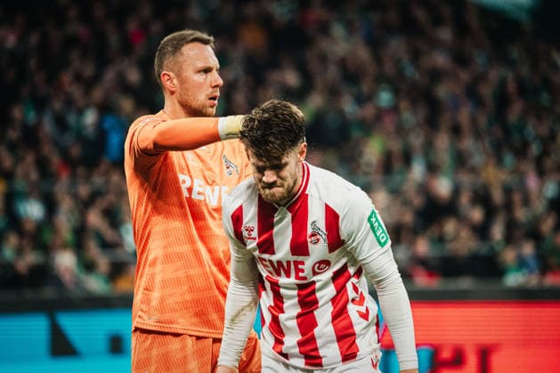 1 Bundesliga SV Werder Bremen vs 1 FC Köln, 29 11 2025 Marvin Schwäbe 1 FC Köln, 1 slaps Jan Thielmann 1 FC Köln, 29 on the head Football, 1 Bundesliga, Matchday 12 SV Werder Bremen vs 1 FC Köln on 29 11 2025 at Weserstadion, Bremen DFL REGULATIONS PROHIBIT ANY USE OF PHOTOGRAPHS AS IMAGE SEQUENCES AND OR QUASI VIDEO Copyright: xBEAUTIFULxSPORTS Tonhäuserx