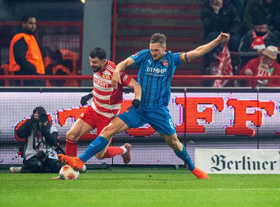 Soccer, Men, Season 2025 2026, 1 Bundesliga 12 Matchday , 1 FC Union Berlin 1 FC Heidenheim, v l Oliver Burke 1 FC Union Berlin , Patrick Mainka Heidenheim , 29 11 2025, Copyright: xSebastianxRäppold MatthiasxKochx
