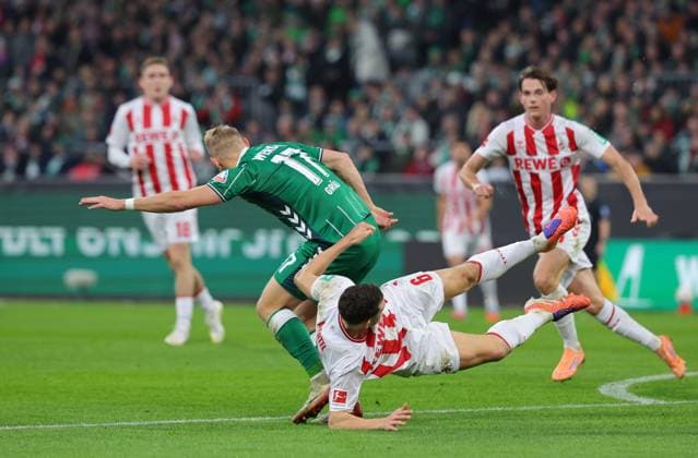 GER, 1 FBL SV Werder Bremen vs 1 FC Koeln 29 11 2025, wohninvest Weserstadion, Bremen, GER, 1 FBL SV Werder Bremen vs 1 FC Koeln in the picture picture shows Marco Grüll Marco Gruell SV Werder Bremen 17 in a duel against Eric Martel 1 FC Koeln 06 nordphotoxGmbHx xTauchnitz nph00059