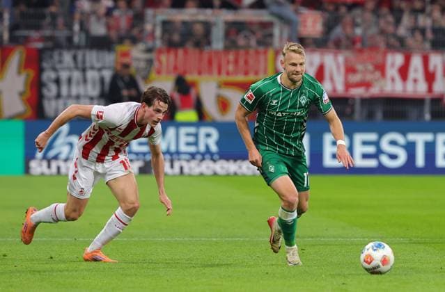 GER, 1 FBL SV Werder Bremen vs 1 FC Koeln 29 11 2025, wohninvest Weserstadion, Bremen, GER, 1 FBL SV Werder Bremen vs 1 FC Koeln picture shows Jakub KamiÅ ski 1 FC Koeln 16 in a running duel with Marco Grüll Marco Gruell SV Werder Bremen 17 nordphotoxGmbHx xTauchnitz nph00059