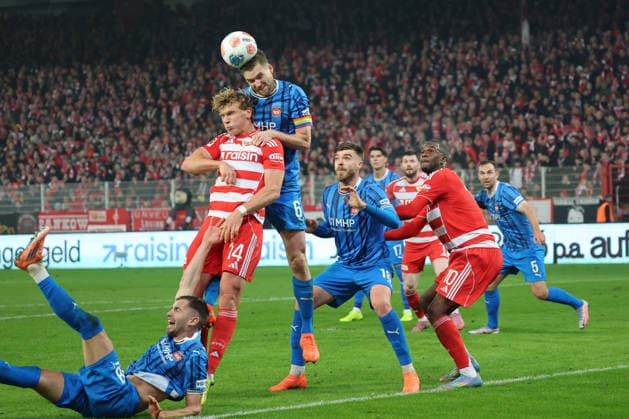 1 Soccer Bundesliga Union Berlin 1 FC Heidenheim header, header duel between Leopold Querfeld 1 FC Union Berlin, 14 and Patrick Mainka 1 FC Heidenheim, 6 , right Julian Niehues 1 FC Heidenheim, 16 nd Ilyas Ansah 1 FC Union Berlin, 10 , during the match in the 1 Soccer Bundesliga Union Berlin 1 FC Heidenheim in Berlin, Stadion An der alten Försterei , on 29 11 2025 DFB regulations prohibit any use of photographs as image sequences and or quasi video Copyright: xBEAUTIFULxSPORTS Frankex