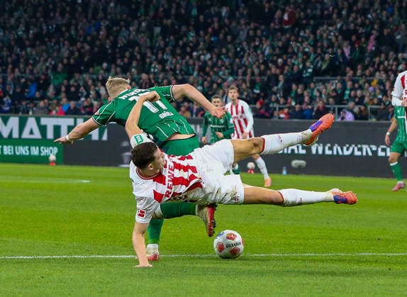 Germany Soccer Bundesliga 2025 26, 8 Matchday SV Werder Bremen vs 1 FC Köln Weserstadion Stadion Bremen Marco Grull Marco Grull SV Werder Bremen, 17 Eric Martel 1 FC Köln, 6 Bremen Copyright: xAymanxAlahmedx