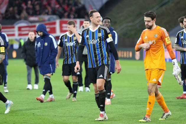 29 11 2025, xrekx, Fussball 3 Liga, 1 FC Saarbruecken Rot Weiss Essen v l Saarbruecken Mannschaft bedankkt sich dank sich an den Fans, the player thanks the fans for their support Robin Bormuth 1 FC Saarbruecken Phillip Menzel 1 FC Saarbruecken DFL DFB REGULATIONS PROHIBIT ANY USE OF PHOTOGRAPHS as IMAGE SEQUENCES and or QUASI VIDEO Saarbruecken
