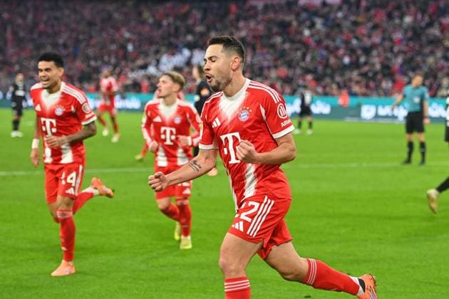 Goal celebration Raphael GUERREIRO Bayern Muenchen after goal to 1 1,jubilation,joy,enthusiasm,action Football 1 Bundesliga season 2025 2026, 12 Matchday, Matchday12 FC Bayern Muenchen FC St Pauli on 29 11 2025 , A L L I A N Z A R E N A