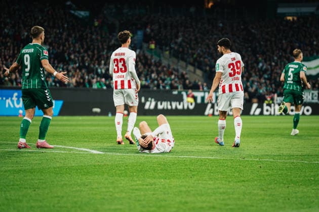 1 Bundesliga SV Werder Bremen vs 1 FC Köln, 29 11 2025 Jan Thielmann 1 FC Köln, 29 is hit hard on the head with the ball Football, 1 Bundesliga, Matchday 12 SV Werder Bremen vs 1 FC Köln on 29 11 2025 at Weserstadion, Bremen DFL REGULATIONS PROHIBIT ANY USE OF PHOTOGRAPHS AS IMAGE SEQUENCES AND OR QUASI VIDEO Copyright: xBEAUTIFULxSPORTS Tonhäuserx