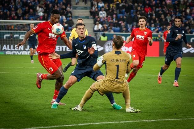 Samuel Essende 9 FC Augsburg with a chance, against Robin Hranac 2 TSG 1899 Hoffenheim and Oliver Baumann 1 TSG 1899 Hoffenheim , TSG Hoffenheim vs FC Augsburg, Football, Bundesliga, DFL, Season 2025 2026, Hinrunde, 12 Spieltag, 29 11 2025 DFB regulations prohibit any use of photographs as image sequences and or quasi video Sinsheim Baden Wuerttemberg Germany Copyright: xkolbert-press MartinxAgüerax