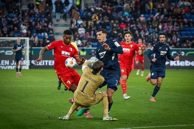 Samuel Essende 9 FC Augsburg with a chance, against Robin Hranac 2 TSG 1899 Hoffenheim and Oliver Baumann 1 TSG 1899 Hoffenheim , TSG Hoffenheim vs FC Augsburg, Football, Bundesliga, DFL, Season 2025 2026, Hinrunde, 12 Spieltag, 29 11 2025 DFB regulations prohibit any use of photographs as image sequences and or quasi video Sinsheim Baden Wuerttemberg Germany Copyright: xkolbert-press MartinxAgüerax