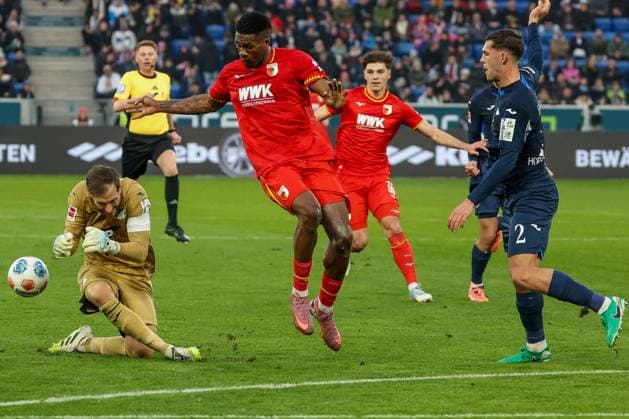 Samuel Essende 9 FC Augsburg with a chance, against Robin Hranac 2 TSG 1899 Hoffenheim and Oliver Baumann 1 TSG 1899 Hoffenheim , TSG Hoffenheim vs FC Augsburg, Football, Bundesliga, DFL, Season 2025 2026, Hinrunde, 12 Spieltag, 29 11 2025 DFB regulations prohibit any use of photographs as image sequences and or quasi video Sinsheim Baden Wuerttemberg Germany Copyright: xkolbert-press MartinxAgüerax