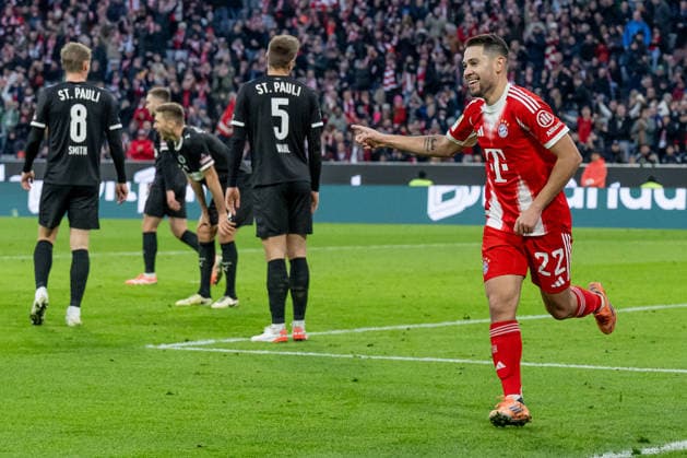 Raphael Guerreiro FC Bayern Muenchen, 22 celebrates his goal to equalize 1 1 while the Hamburg defenders struggle GER, FC Bayern Muenchen vs FC St Pauli, Football, Bundesliga, Matchday 12, Season 2025 2026, 29 11 2025 DFL DFB REGULATIONS PROHIBIT ANY USE OF PHOTOGRAPHS as IMAGE SEQUENCES and or QUASI VIDEO GER, FC Bayern Muenchen vs FC St Pauli, Football, Bundesliga, Matchday 12, Season 2025 2026, 29 11 2025 Muenchen Copyright: xEibner-Pressefoto HeikexFeinerx EP_HFR