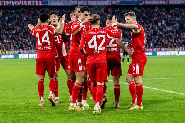 Munich celebrate with Raphael Guerreiro FC Bayern Muenchen, 22 his goal to equalize 1 1 GER, FC Bayern Muenchen vs FC St Pauli, Football, Bundesliga, Matchday 12, Season 2025 2026, 29 11 2025 DFL DFB REGULATIONS PROHIBIT ANY USE OF PHOTOGRAPHS as IMAGE SEQUENCES and or QUASI VIDEO GER, FC Bayern Muenchen vs FC St Pauli, Football, Bundesliga, Matchday 12, Season 2025 2026, 29 11 2025 Muenchen Copyright: xEibner-Pressefoto HeikexFeinerx EP_HFR
