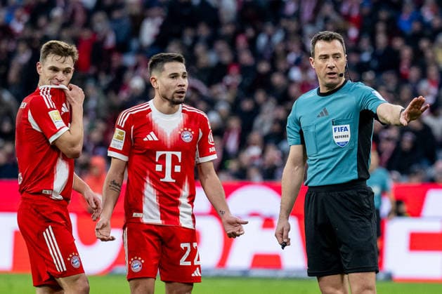 Joshua Kimmich FC Bayern Muenchen, 6 and Raphael Guerreiro FC Bayern Muenchen, 22 wonder why the goal for 1 1 by Felix Zwayer referee is reviewed GER, FC Bayern Muenchen vs FC St Pauli, Football, Bundesliga, Matchday 12, Season 2025 2026, 29 11 2025 DFL DFB REGULATES PROHIBIT ANY USE OF PHOTOGRAPHS as IMAGE SEQUENCES and or QUASI VIDEO GER, FC Bayern Muenchen vs FC St Pauli, Football, Bundesliga, Matchday 12, Season 2025 2026, 29 11 2025 Muenchen Copyright: xEibner-Pressefoto HeikexFeinerx EP_HFR