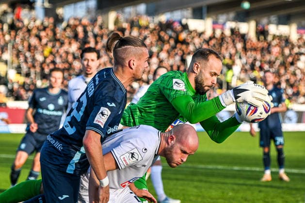 GER, 3 Liga, SSV Ulm 1846 vs TSV 1860 Munich 29 11 2025, Donaustadion, Ulm, GER, 3 Liga, SSV Ulm 1846 vs TSV 1860 Munich, in the picture Christian Ortag SSV Ulm, 39 , rescue action against Sigurd Haugen Muenchen, 22 , Marcel Seegert SSV Ulm, 21 nordphotoxGmbHx xHafner nph00200